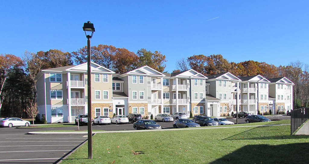 /portfolio/Apartments - Housing/The Arbors/front view tighter_1024px_thumb.jpg
